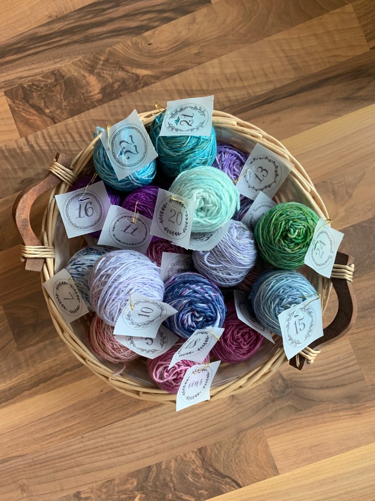 Korb mit gewickelten Adventskalender-Minis